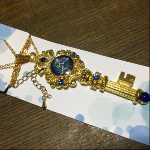 星座とカギのネックレス