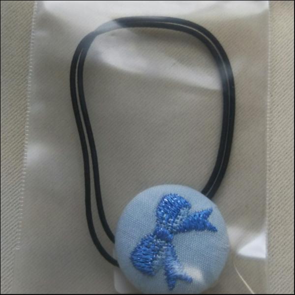 青リボン刺繍のクルミボタンヘアゴム