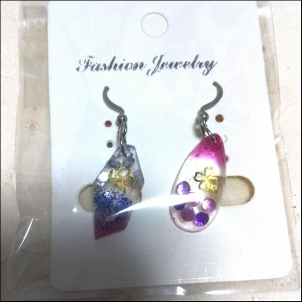 レジンのピアス アシンメトリー