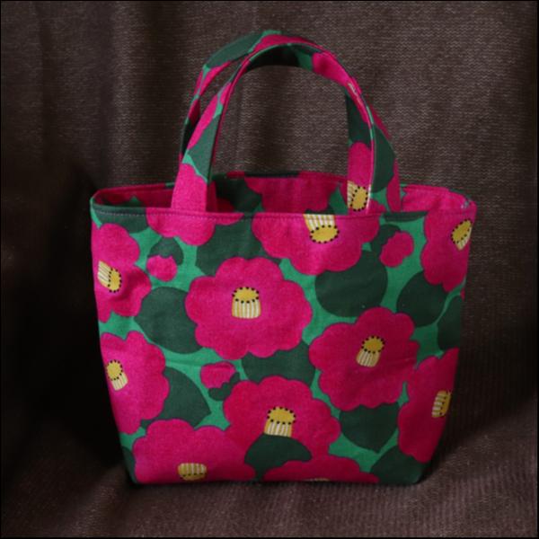 ピンクと緑の椿のトートバッグ