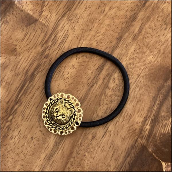 猫の飾りボタンのヘアゴム