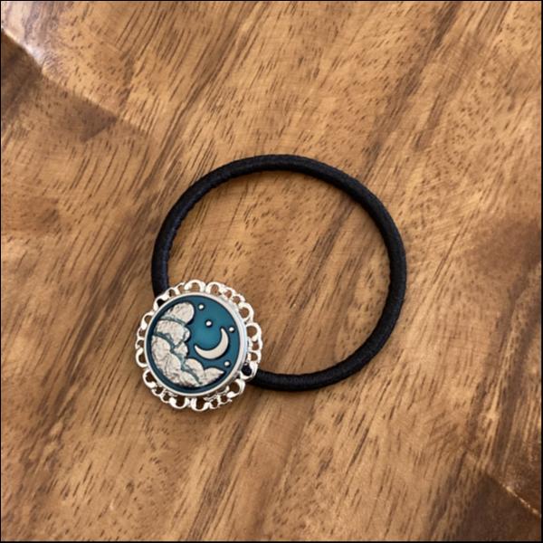 三日月の飾りボタンのヘアゴム（シルバー）