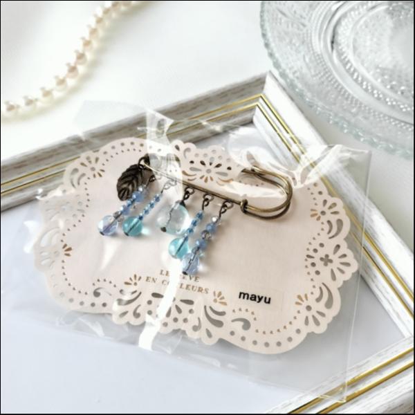 ピンブローチ　水色円形モチーフ＆アンティークリーフ