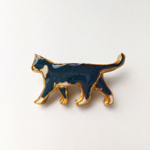 金の輪郭とレジンの猫のブローチ