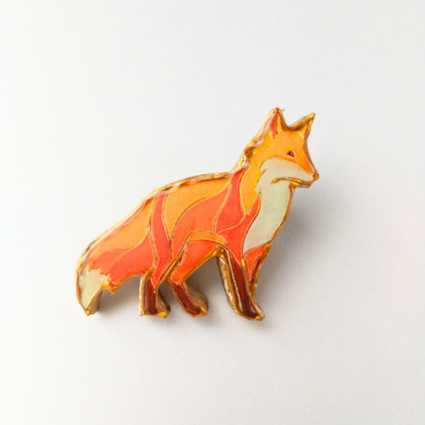 金の輪郭とレジンのキツネのブローチ