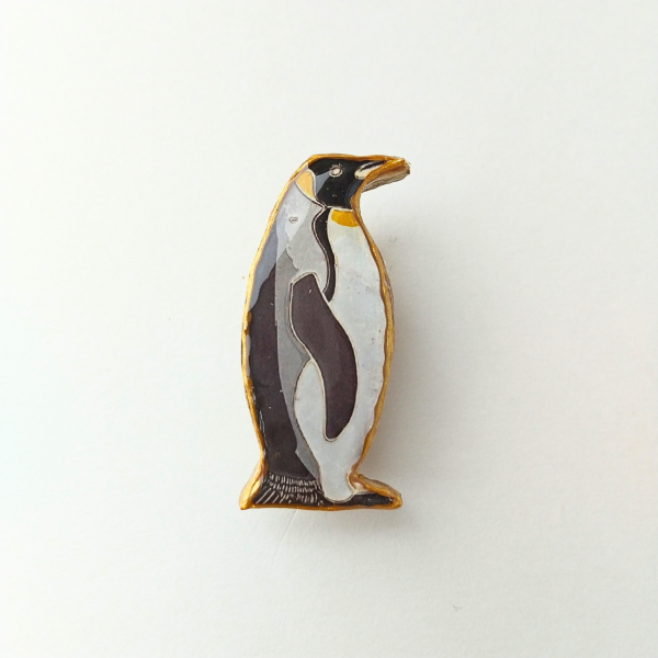 金の輪郭とレジンの皇帝ペンギンのブローチ