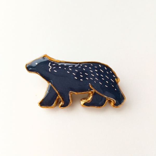 金の輪郭とレジンのクマのブローチ
