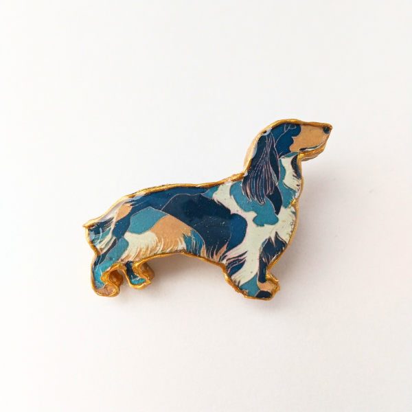 金の輪郭とレジンのダックスフントのブローチ