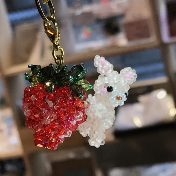 イチゴとウサギのバックチャーム