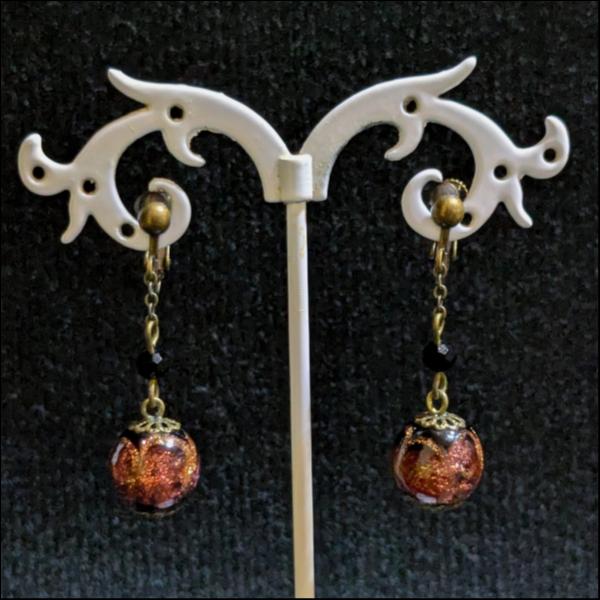 瑠璃ビーズイヤリング／ブラウン