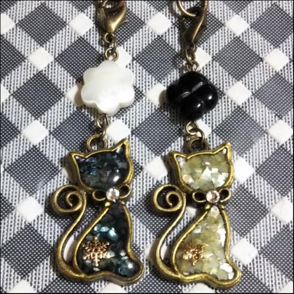 猫レジンストラップ2個セット(黒&白)