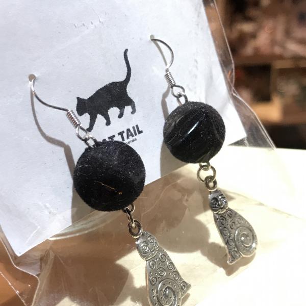 猫と黒玉のピアス