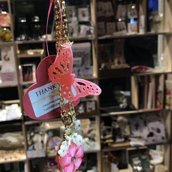 お花と蝶のキーホルダー