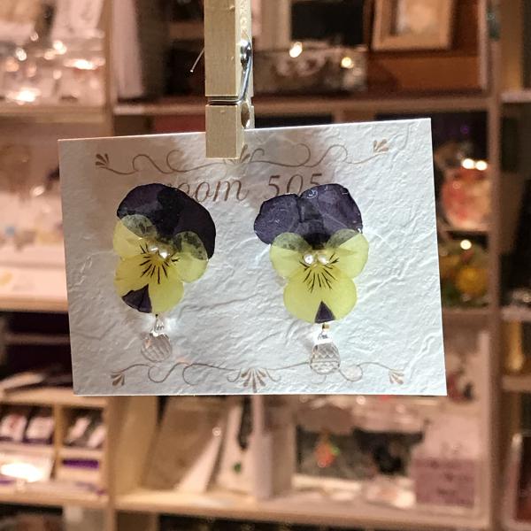 ビオラのピアス