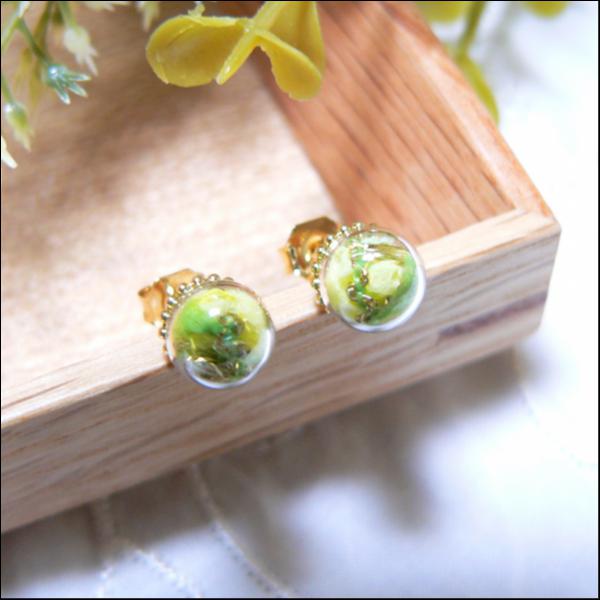 糸とガラスドーム ピアス
