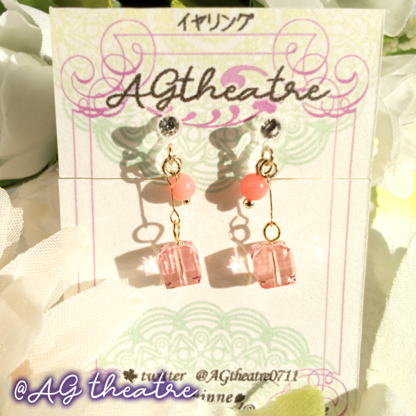 シンプルクリスタルキューブのイヤリング