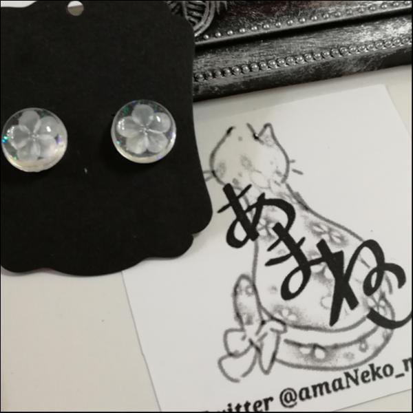 白い花の樹脂ピアス