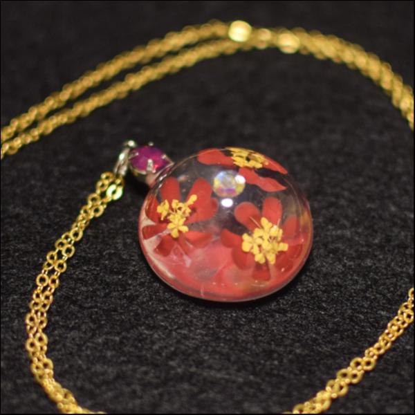 赤いフラワーネックレス(3輪の花Ver.)