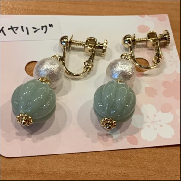 パステルグリーンとコットンパールのイヤリング