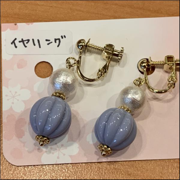 パステルブルーとコットンパールのイヤリング