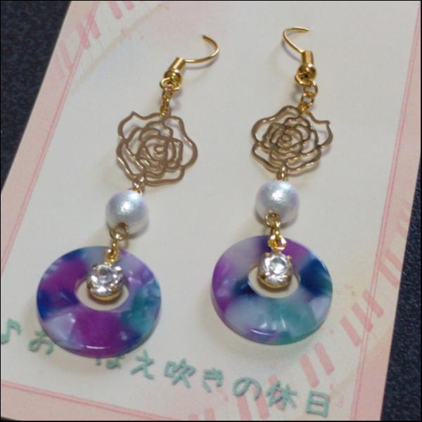 薔薇のデザインピアス