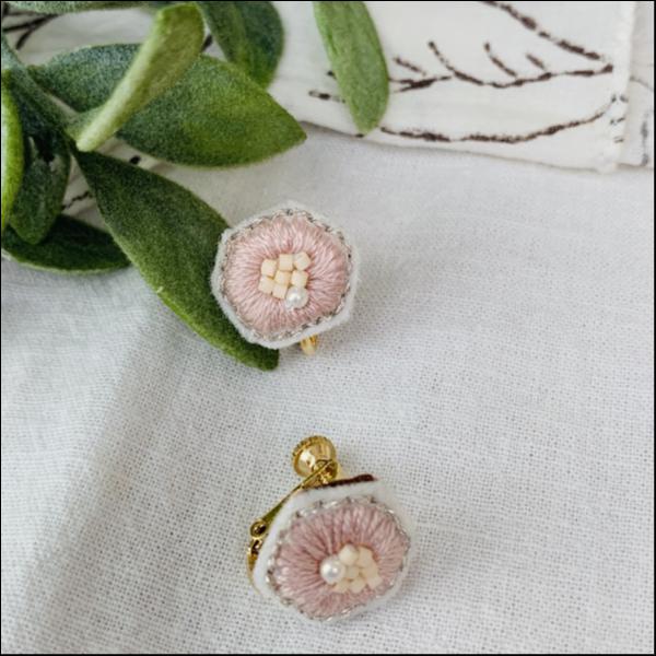 刺繍イヤリング ミニパール×ピンク