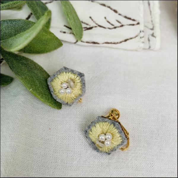 刺繍イヤリング ミニパール×イエロー