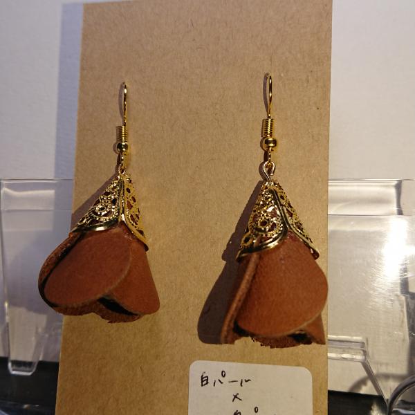 レザーフラワータッセルピアス