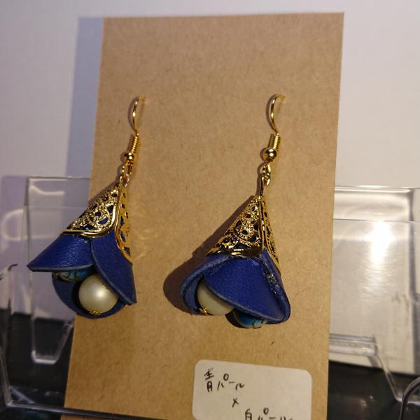 レザーフラワータッセルピアス