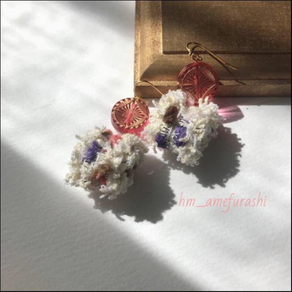 ツイードテープのピアス(白×ピンクアクリルビーズ)