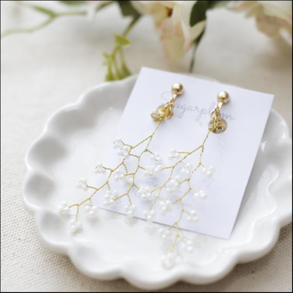 白い小花の小枝イヤリング