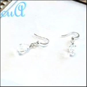 水晶ドロップカットピアス