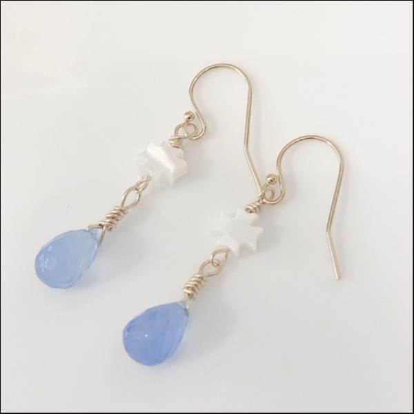 ブルーカルセドニーとマザーオブパールのピアス