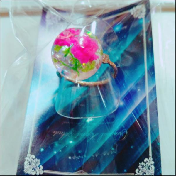 ピンクのレジン玉のリング