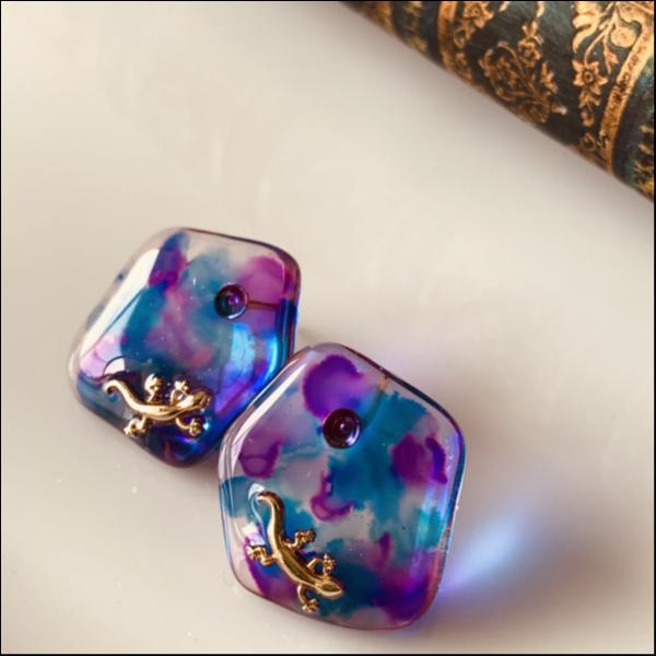 金トカゲのにじみピアス