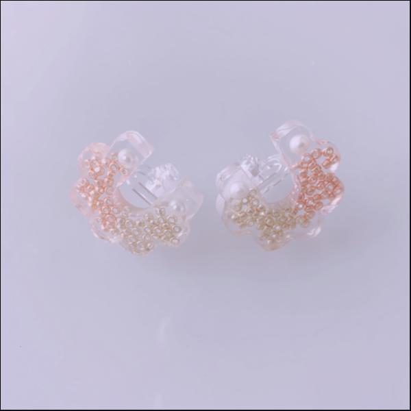 花型樹脂イヤリング金×ピンク