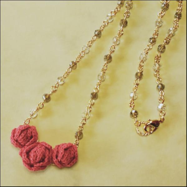 小さな薔薇三輪のネックレス