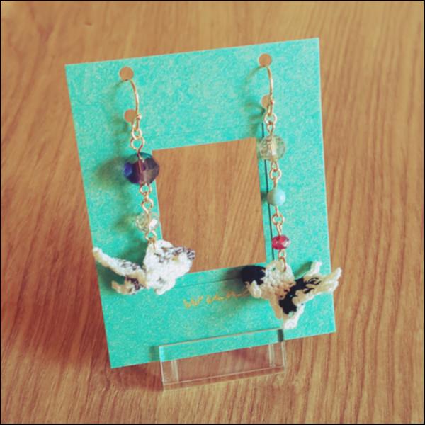 金魚のピアス(灰×黒)