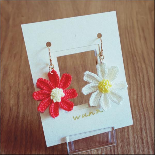 秋桜のピアス(朱×白)