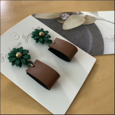 花とレザーピアス