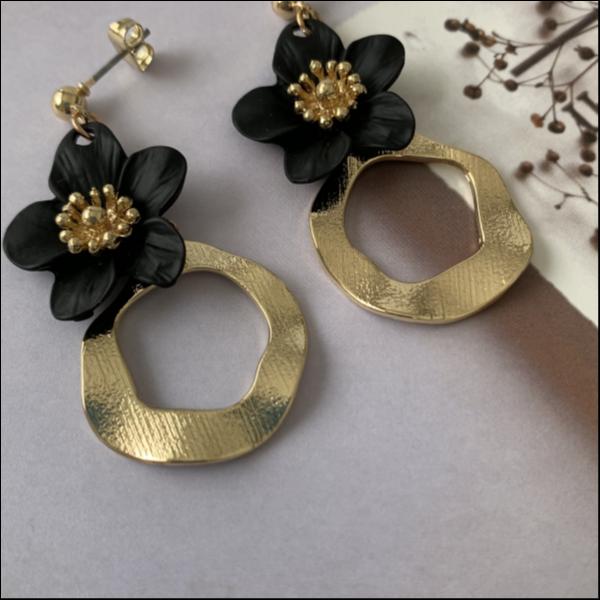 黒い花の大人ピアス