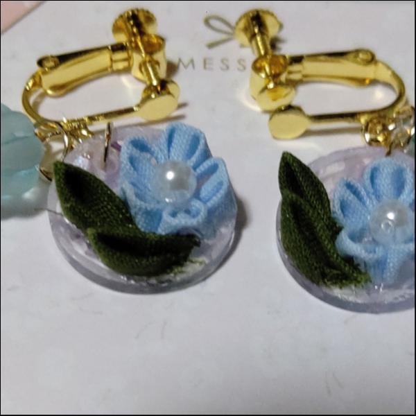 つまみ細工のイヤリング(青)